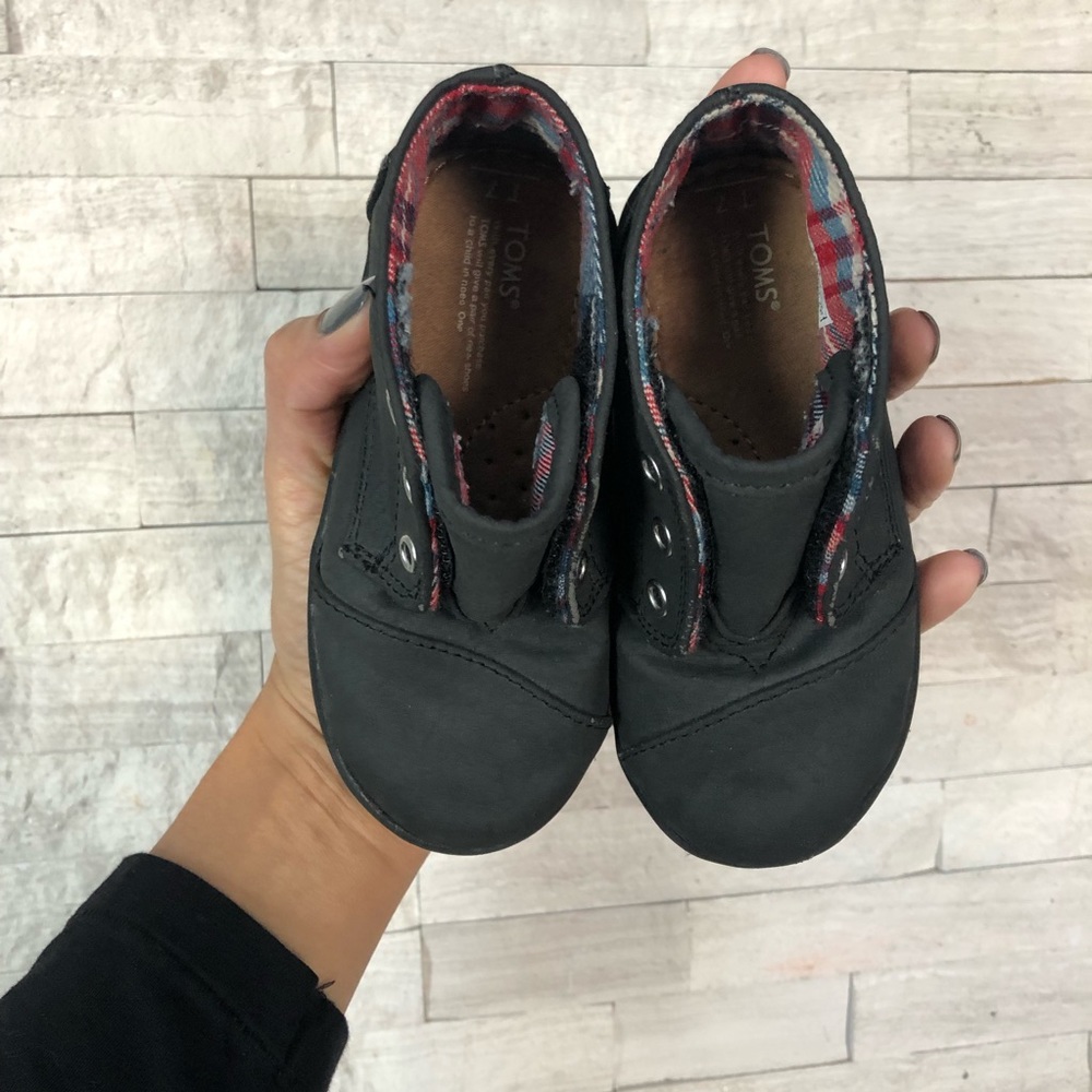 black toddler toms